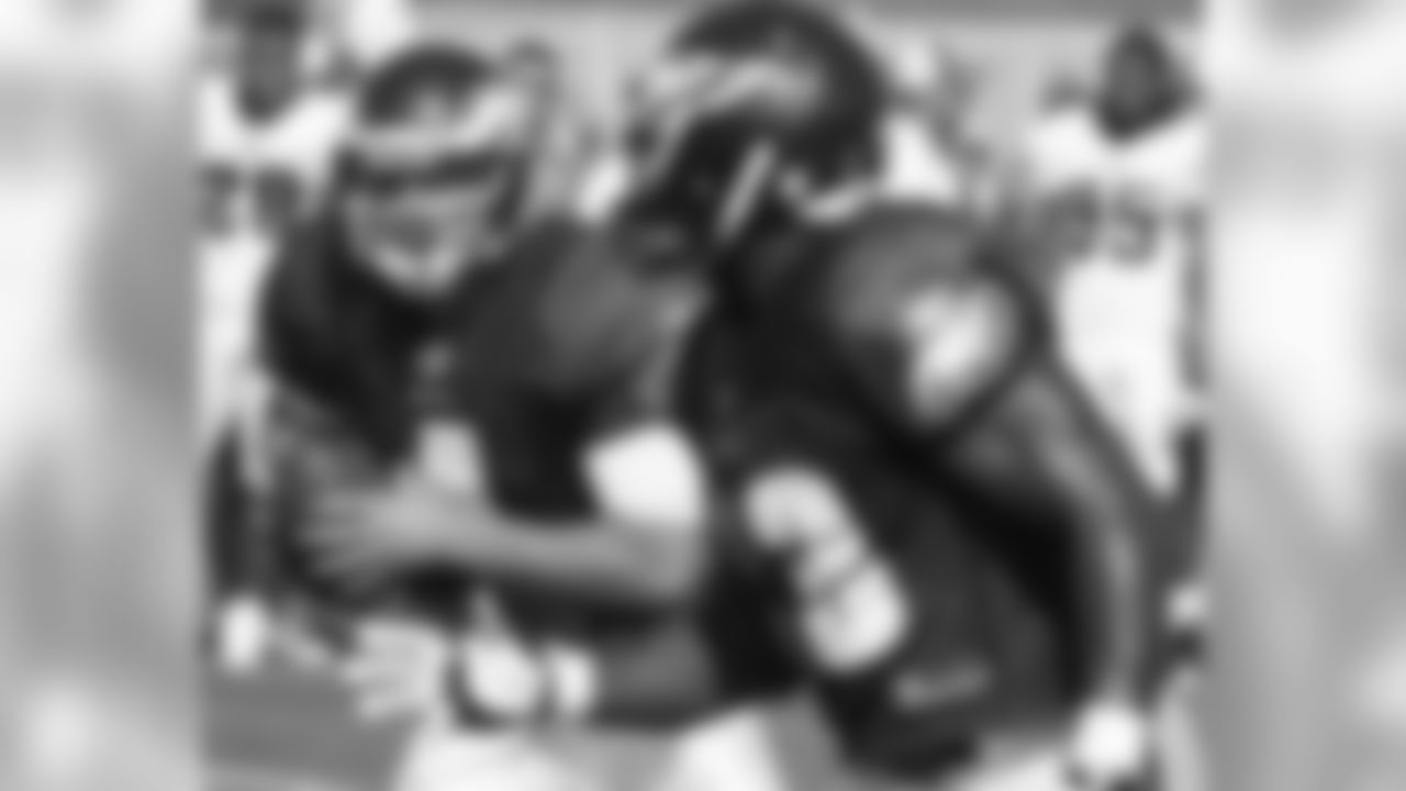 QB Kevin Kolb looks to pass the ball to FB Leonard Weaver