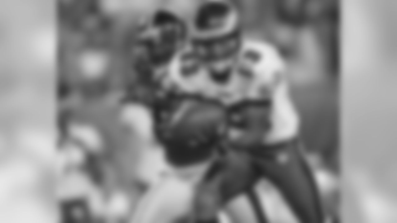 WR Greg Lewis hauls in the pass