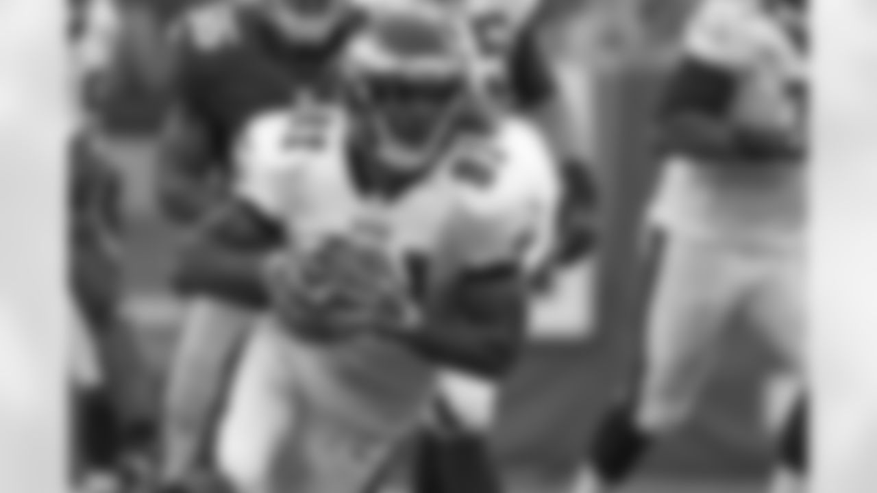 Eagles' WR Jason Avant catches the pass and runs for yardage.