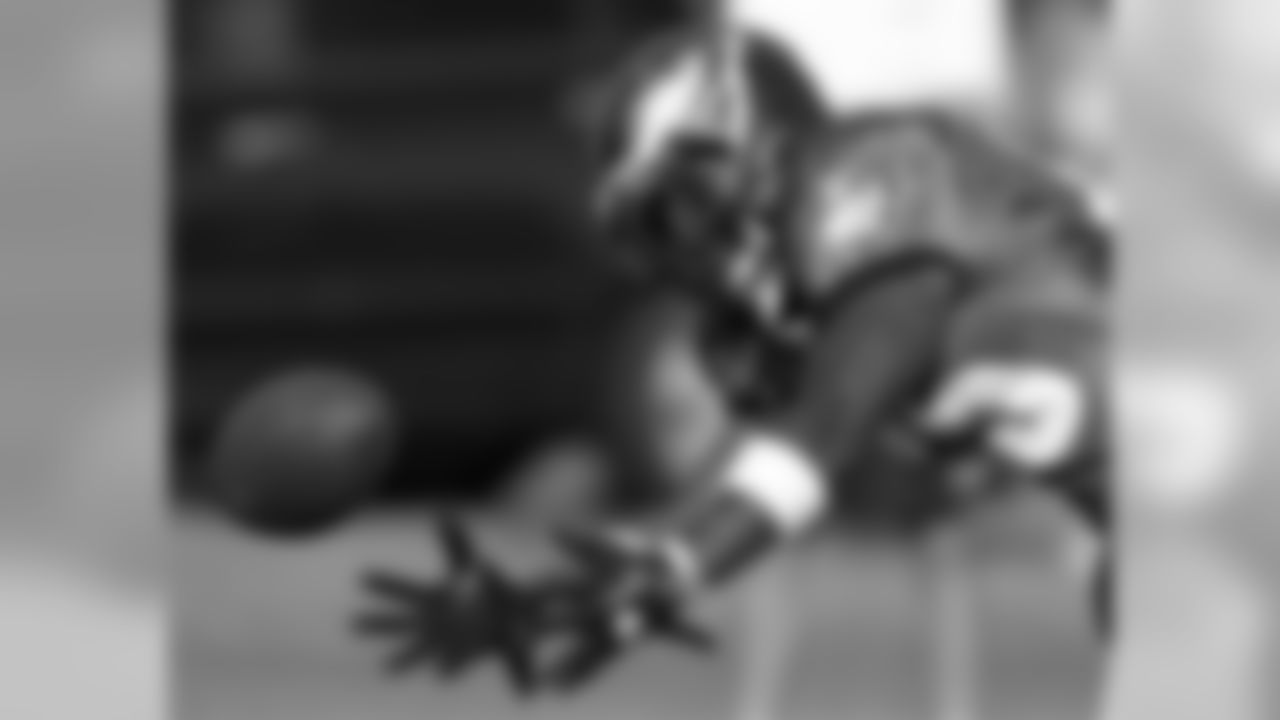 RB LeSean McCoy makes a diving grab