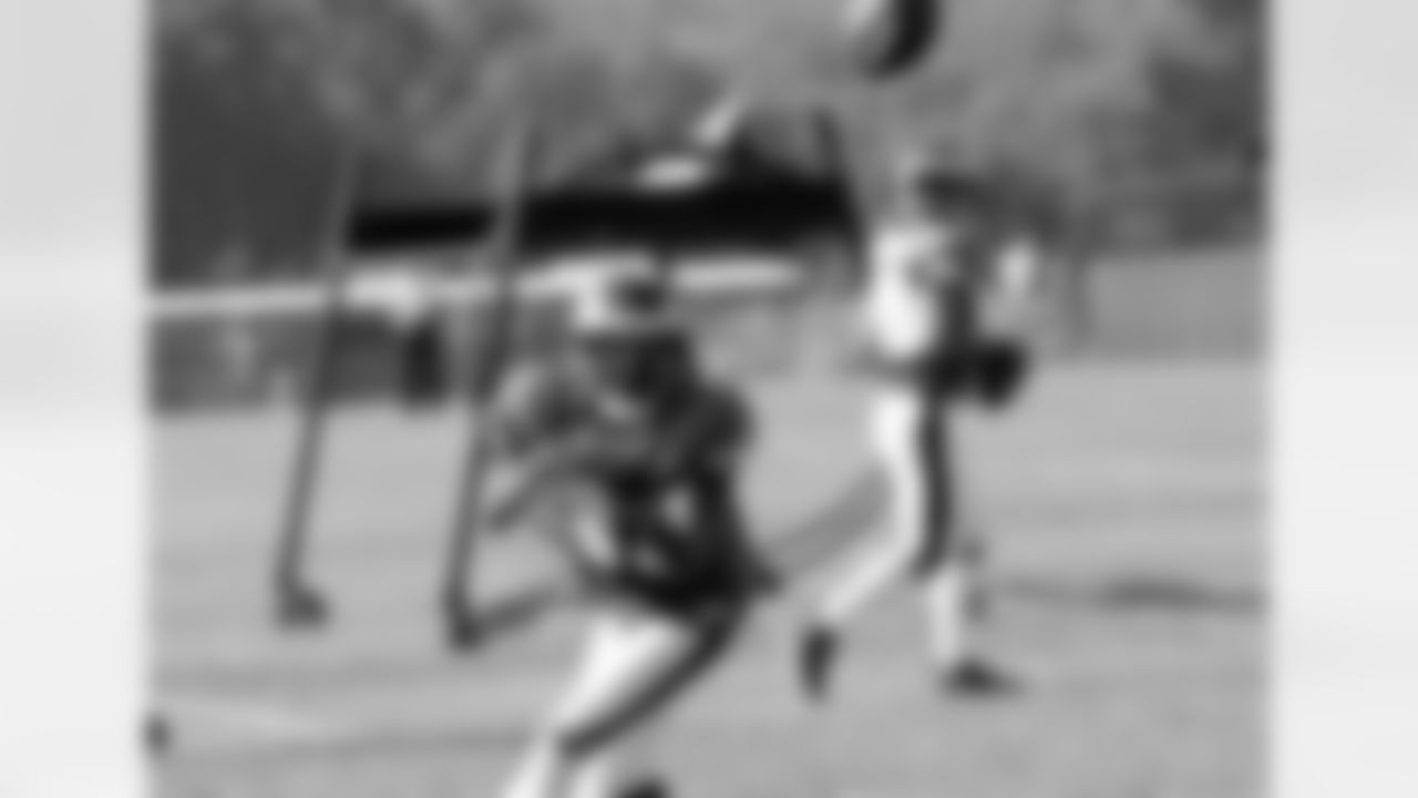 WR Greg Lewis looks in a pass