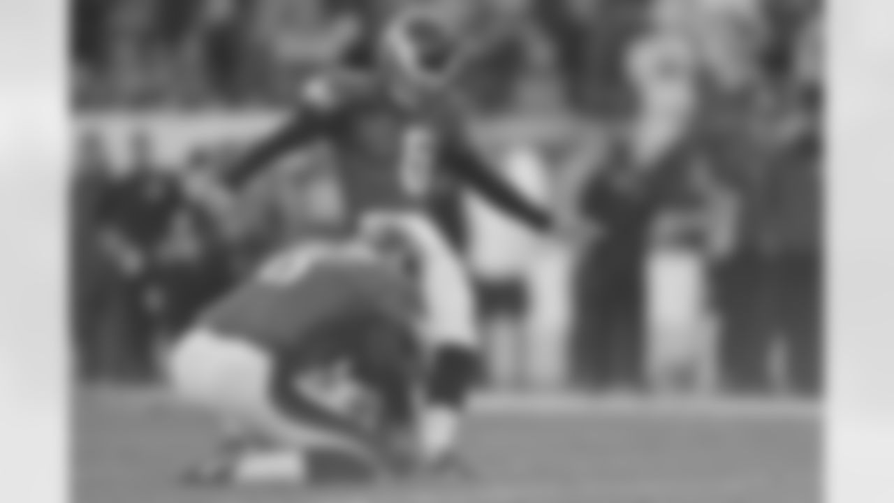 Eagles' kicker Alex Henery makes a 31-yard field goal in the fouth quarter against the Cowboys.