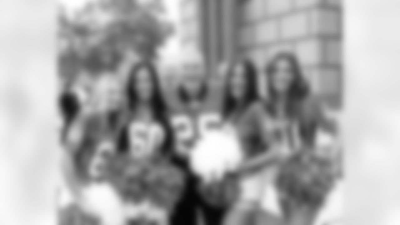 Laura, Alicia, Amy and Krystle with legendary WR Tommy McDonald