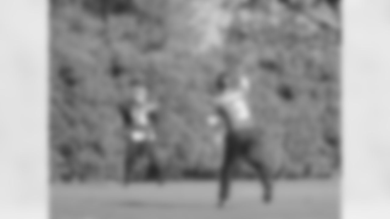 QB Mark Sanchez tossing the ball to WR Riley Cooper