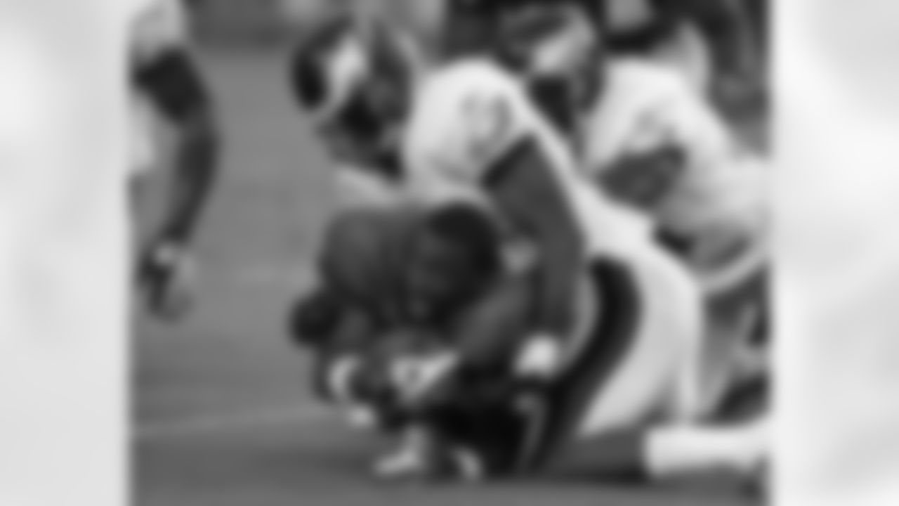 LeSean McCoy fights for extra yardage without his helmet