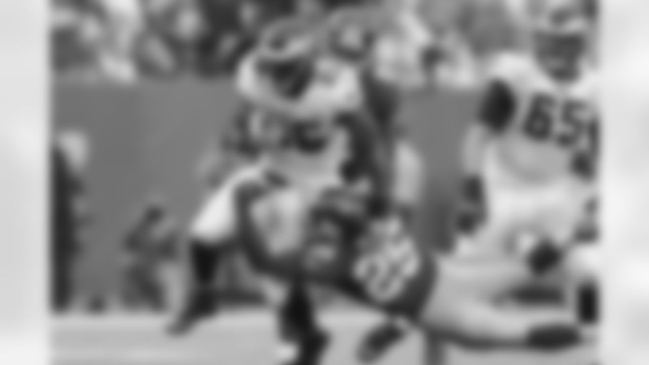 Eagles' RB LeSean McCoy tries to break a tackle by Giants' DB Will Hill.