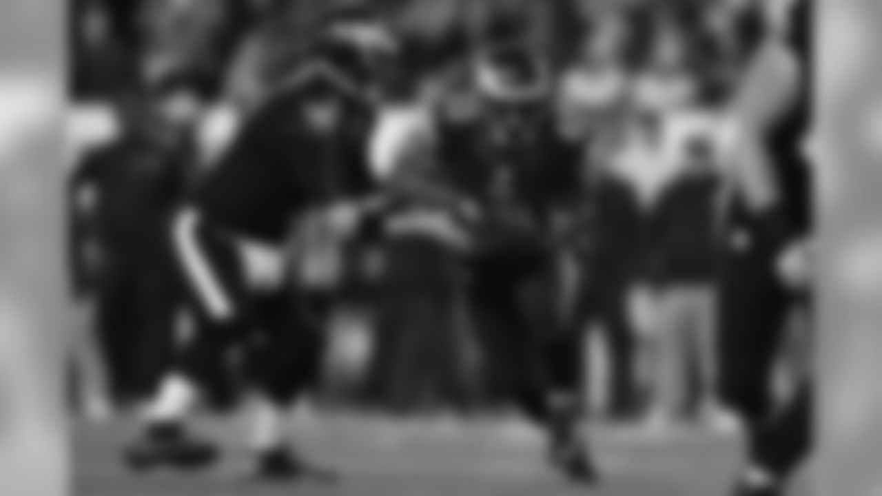 RB Darren Sproles accepting the ball on the hand off