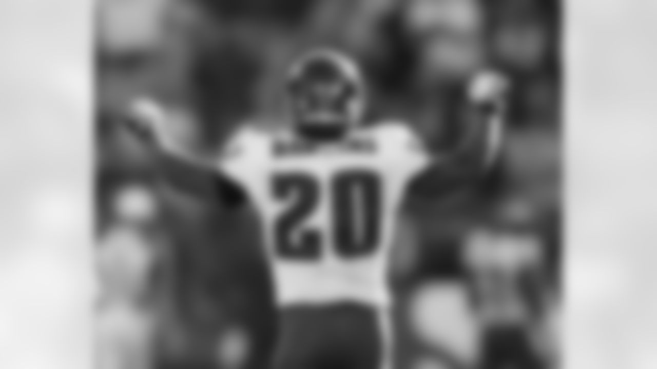 FS Brian Dawkins and the Eagles emerged with a win in San Francisco