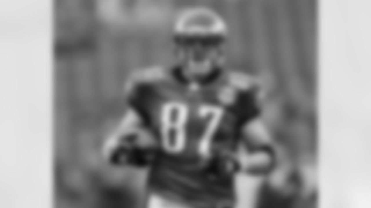 TE Brent Celek gets in some pre-game work prior to Buffalo game