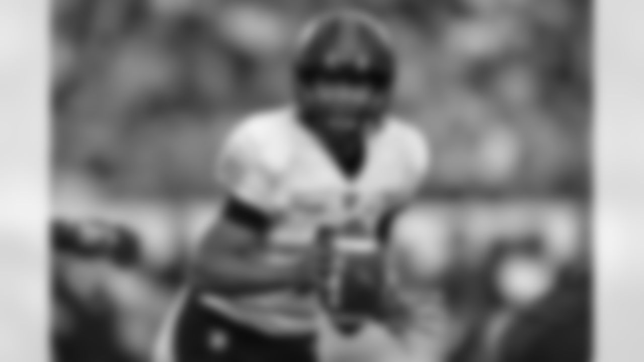 Army QB Chris Carter scrambles