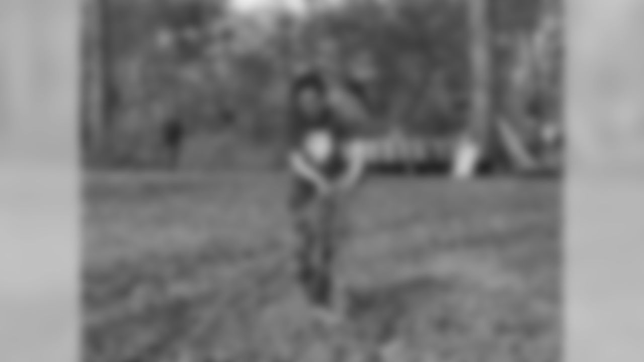 In honor of Earth Day, the Philadelphia Eagles and Lincoln Financial Group volunteered their time to clean up FDR Park as a way to keep the neighborhood around Lincoln Financial Field clean for visitors to the Sports Complex