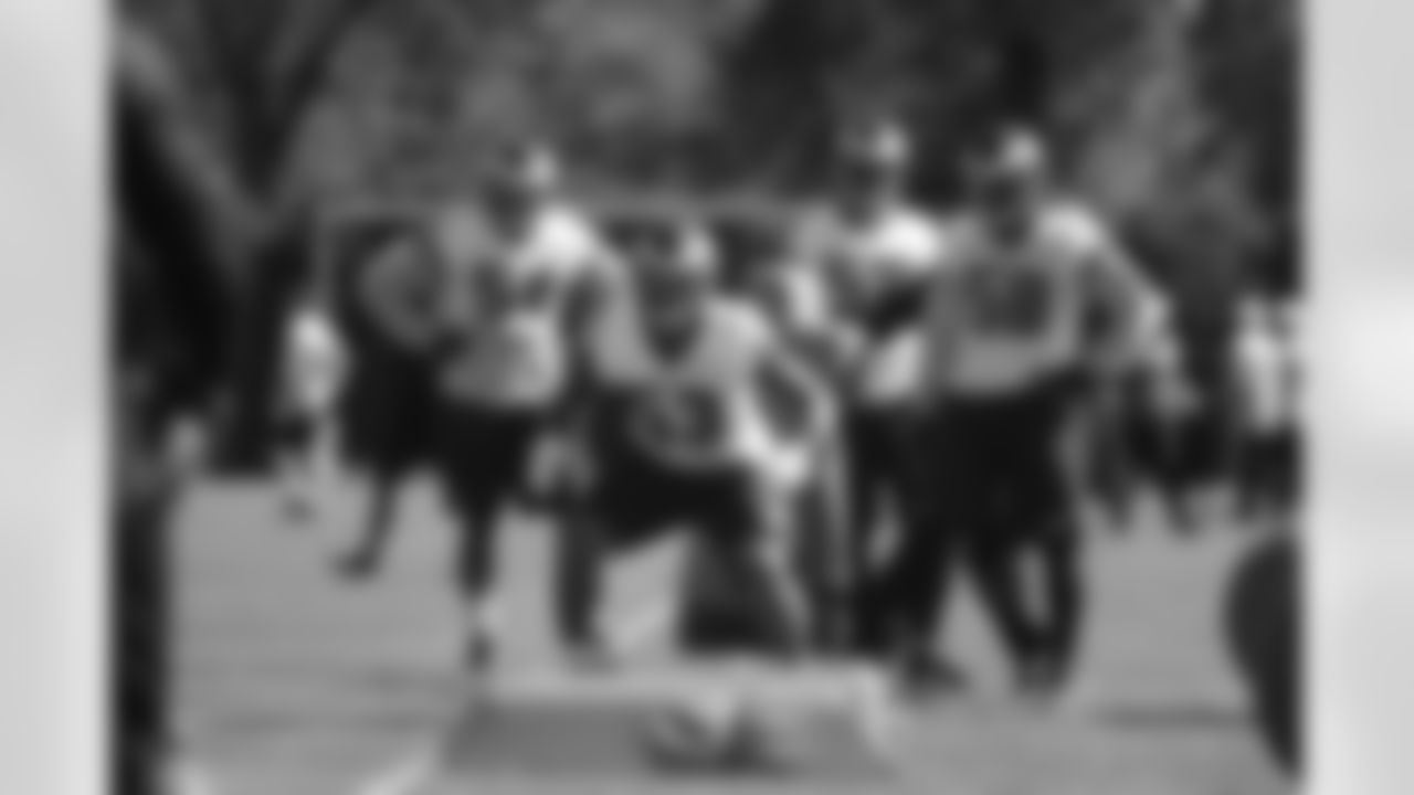 LB Najee Goode gets in position