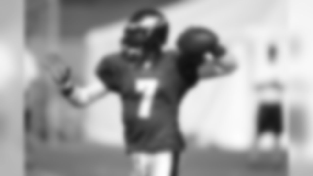QB Michael Vick throws a pass during practice