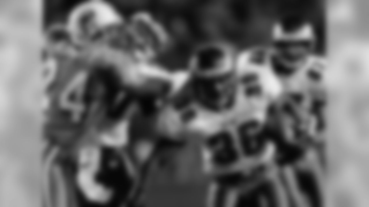 RB Brian Westbrook scrambles for yardage.