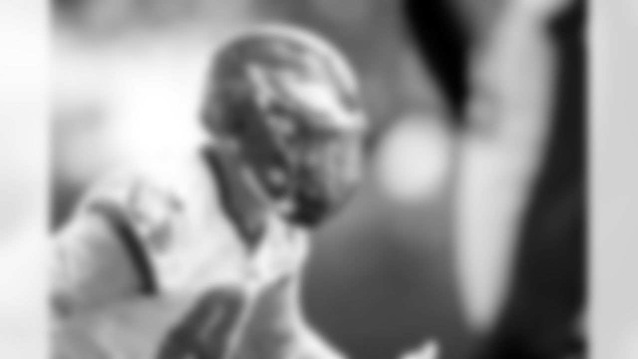 DE Derek Barnett