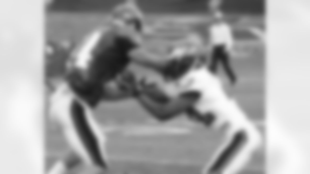 WR Riley Cooper goes one-on-one with CB Asante Samuel