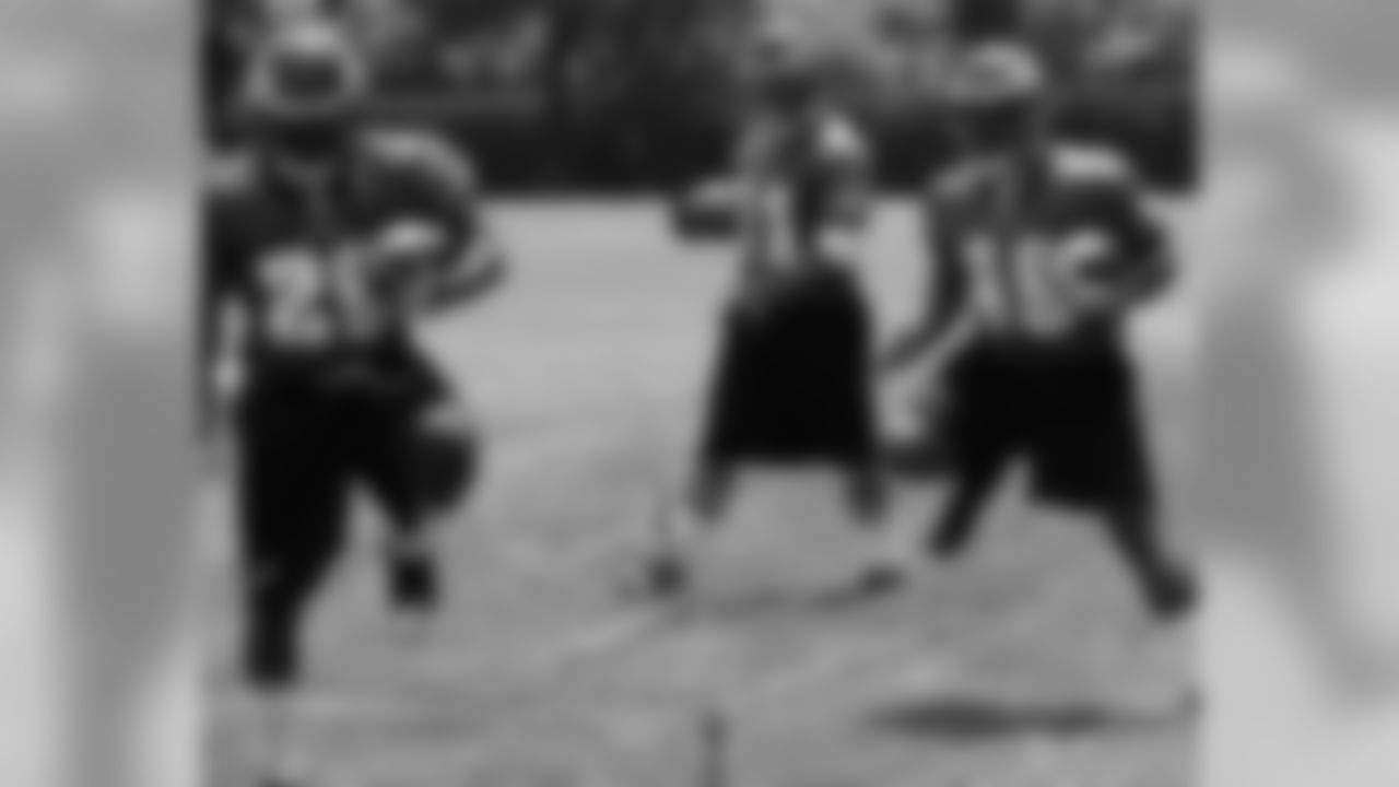 Rookie RBs LeSean McCoy and Walter Mendenhall go through drill