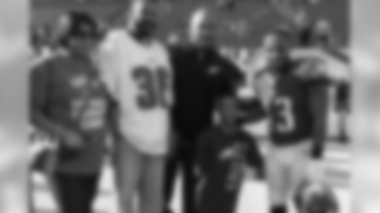 Gaven met a number of players and coaches before the game against the Bill, including running backs coach Duce Staley and running back Darren Sproles
