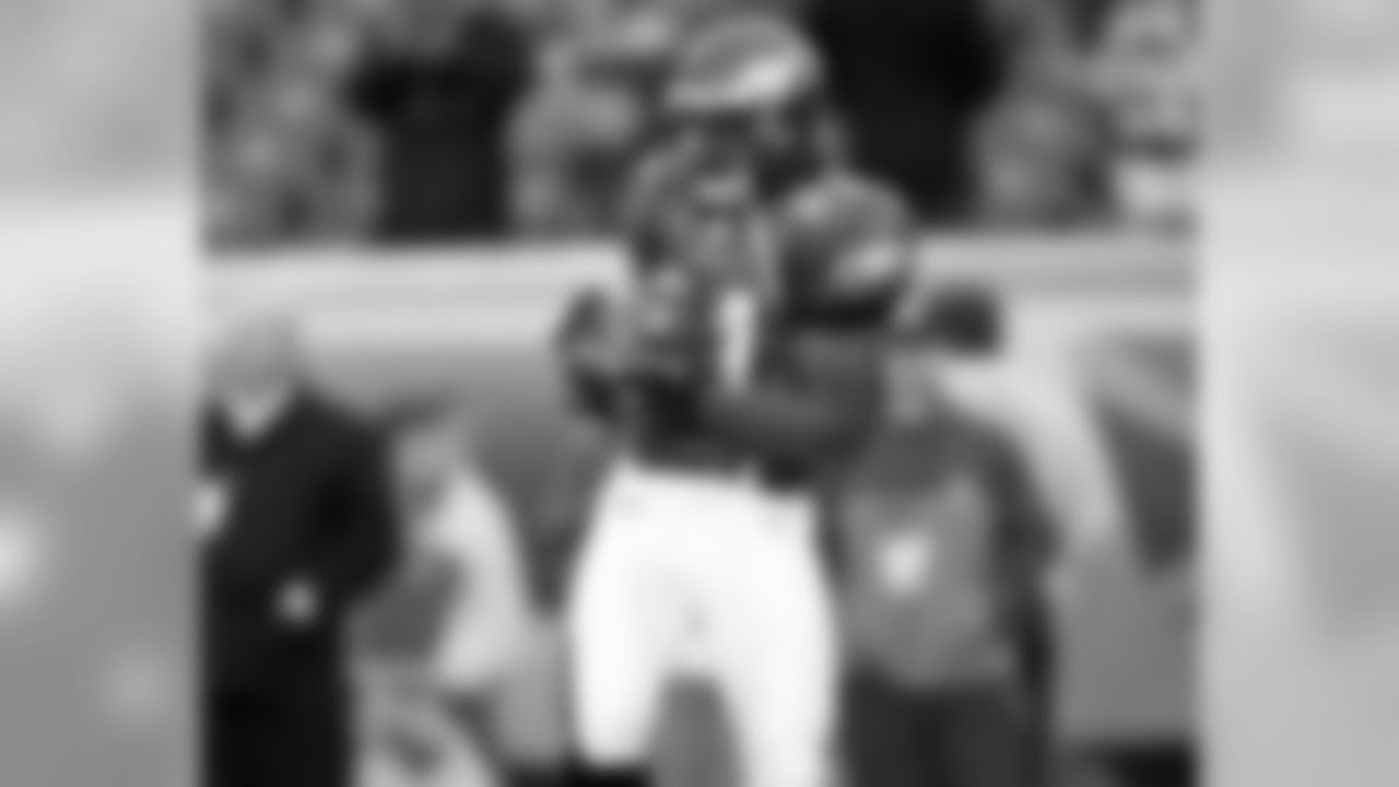WR Jason Avant brings the ball in
