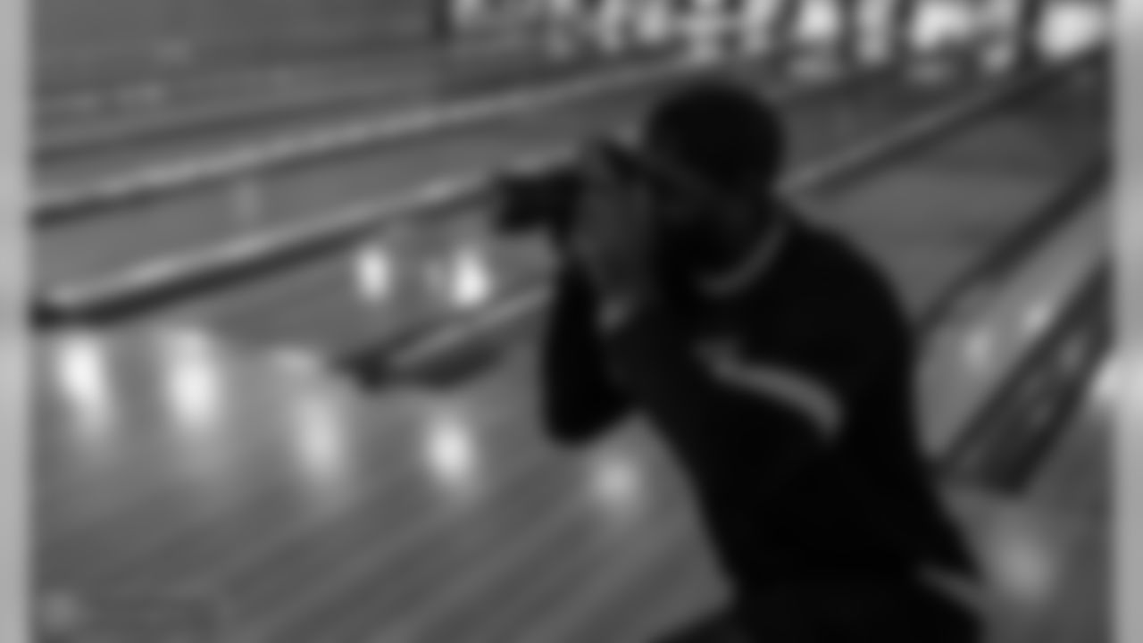 WR Nelson Agholor: "DM me to book your next shoot 🤣📸"