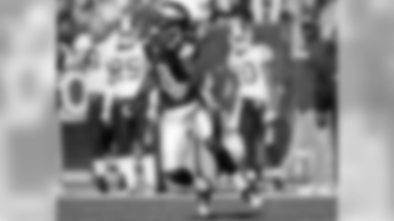 WR Jeremy Maclin in position for a catch