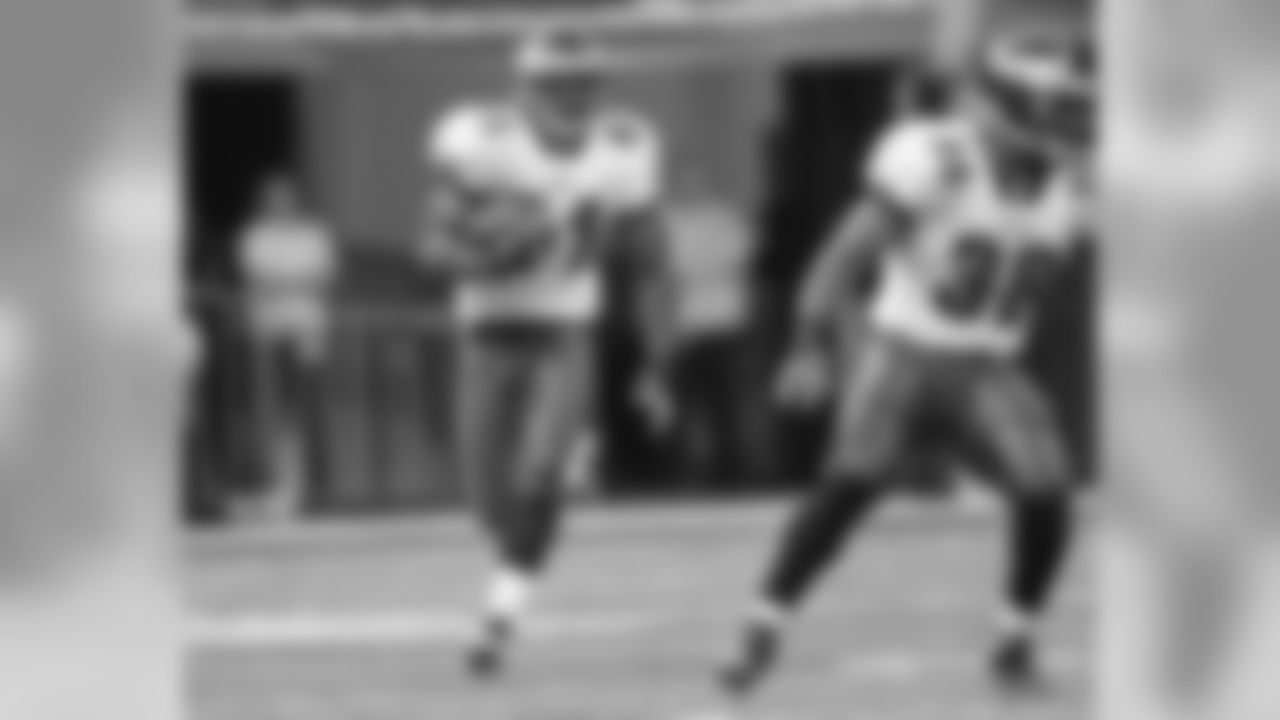 WR Jason Avant took the end around down the sideline
