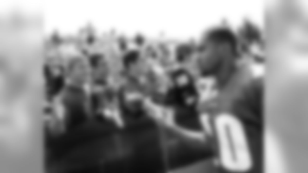 Meet the new guy ... rookie WR DeSean Jackson gets up close with some diehard Eagles fans