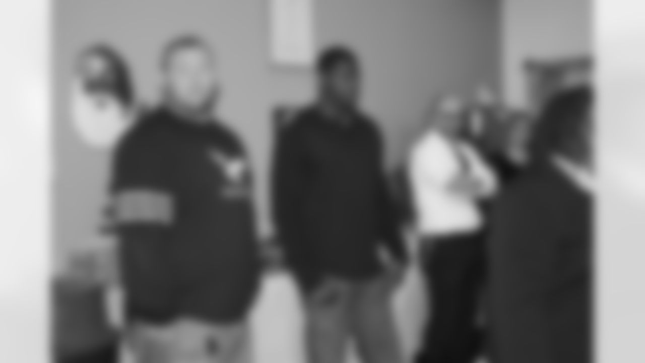 Eagles and Tony Luke visit Covenant House