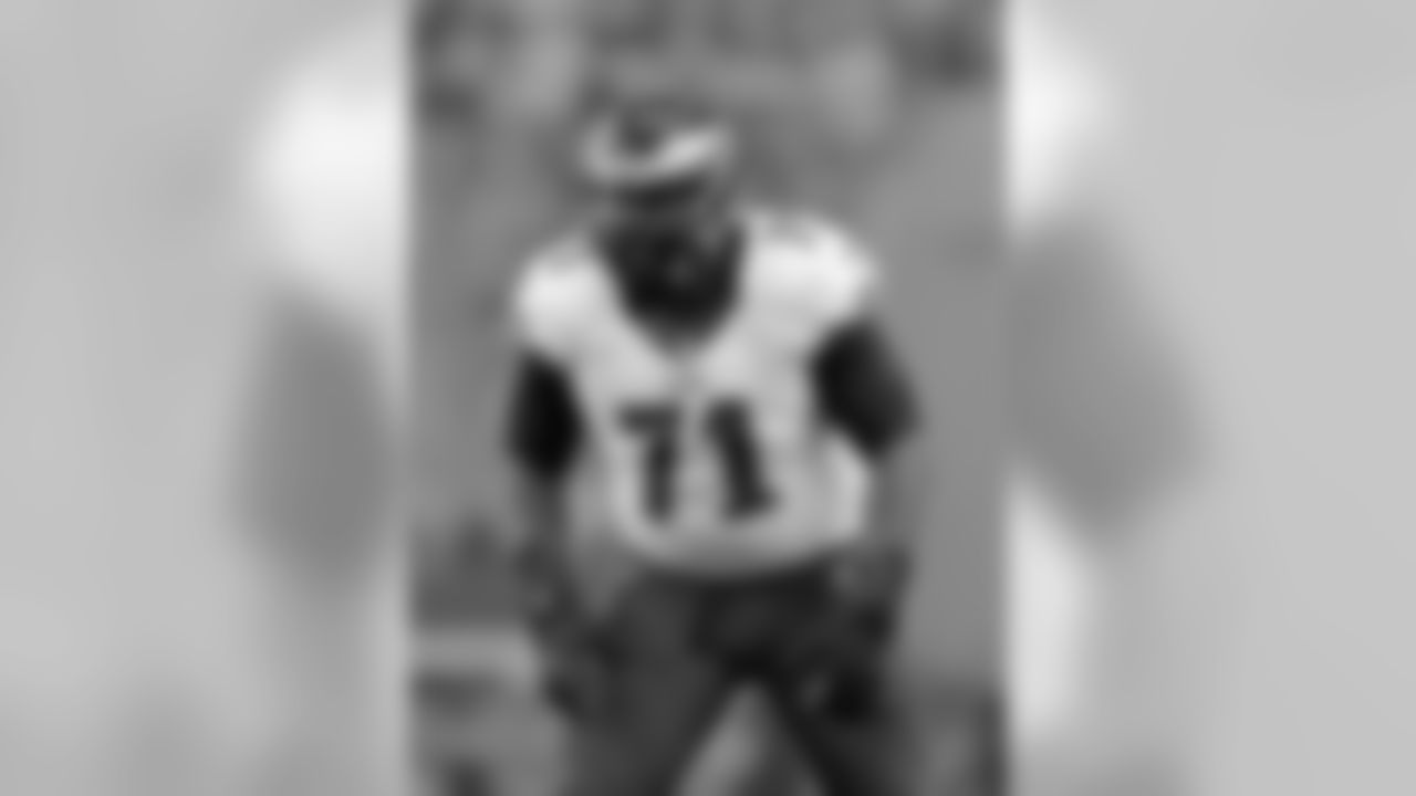 T Jason Peters gets in position