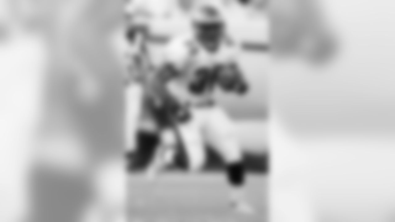 RB Brian Westbrook gains some ground.