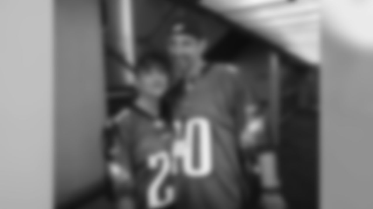 All smiles for this Eagles fan couple