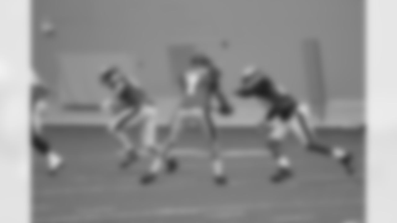QB Sam Bradford hands off to RB DeMarco Murray