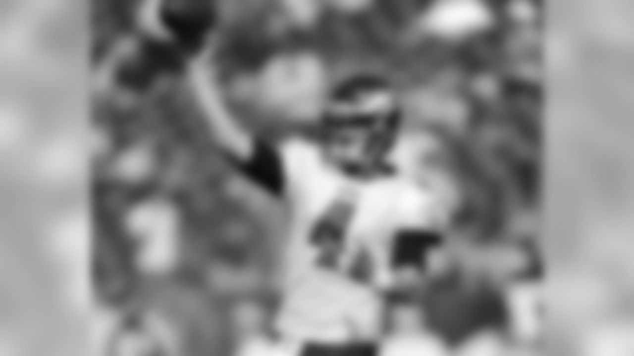 QB Kevin Kolb loosens up