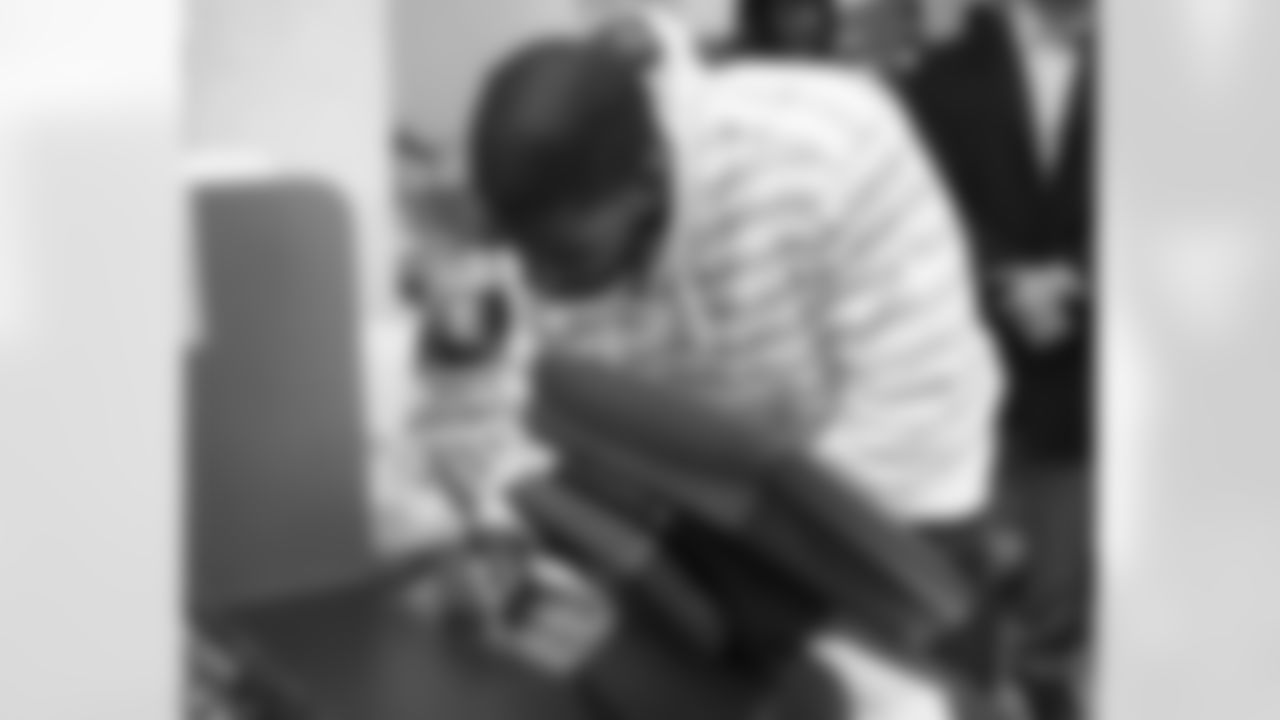 Akeem Jordan signs a team photo