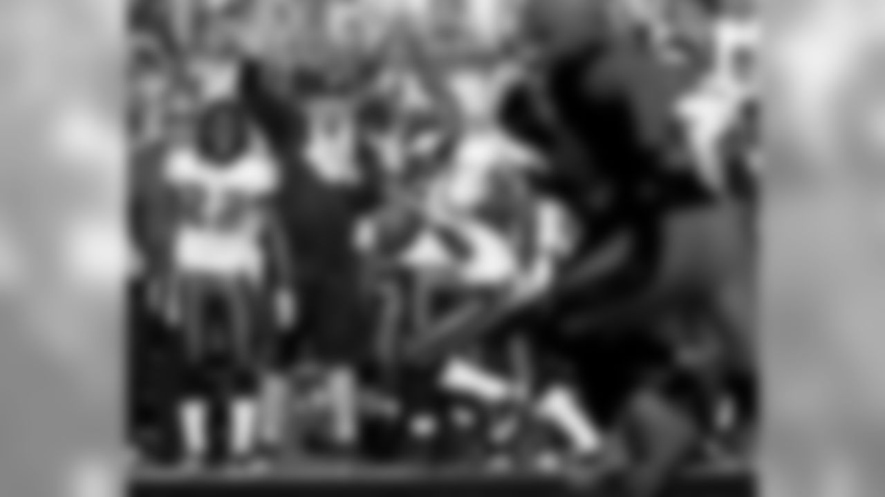Sideline reacts as WR Jeremy Maclin makes a play