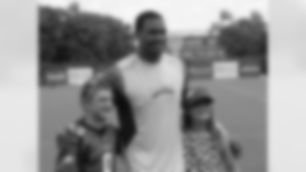 LB Marcus Smith II poses for a photo