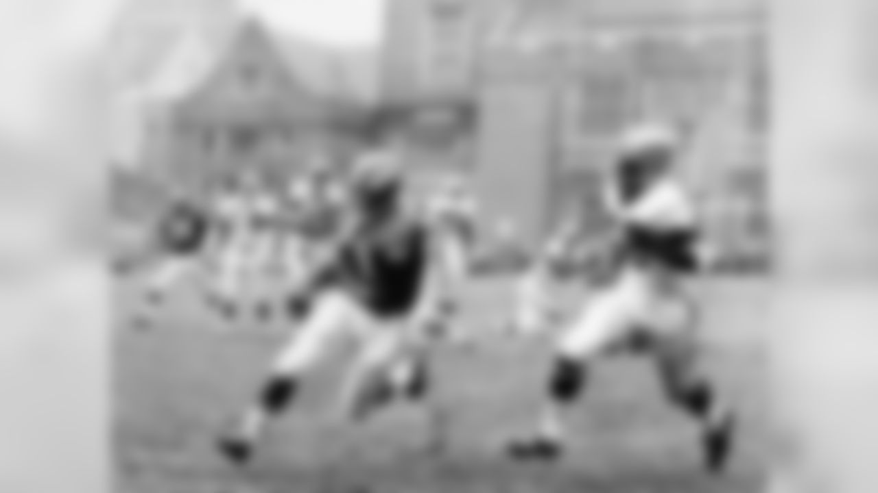 TE Pete Retzlaff sprints down the sideline in 1962