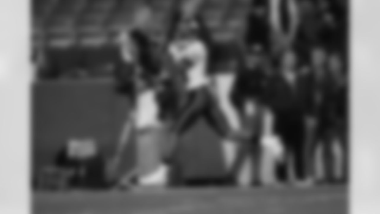 WR Greg Lewis warms up in Washington