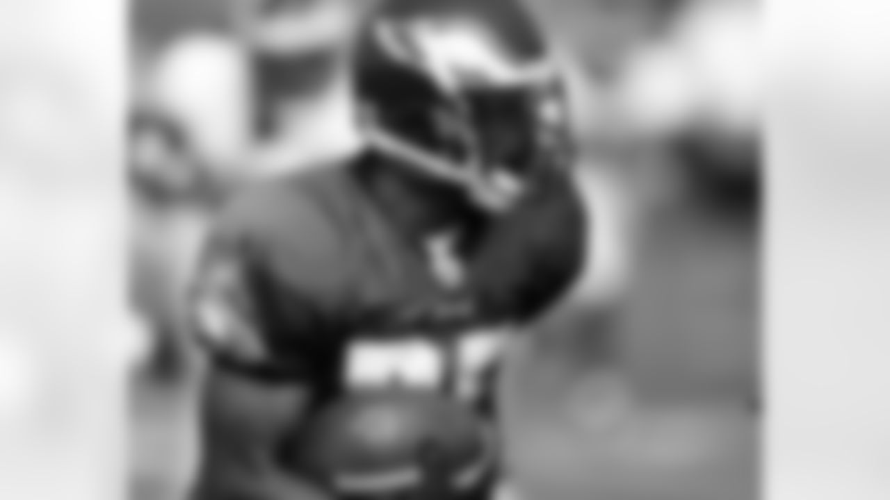 RB Lorenzo Booker looks for running room
