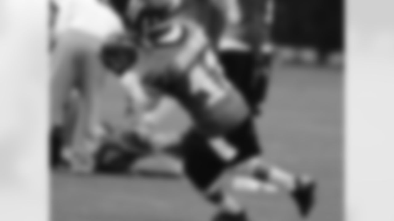 WR Damaris Johnson catches and turns upfield