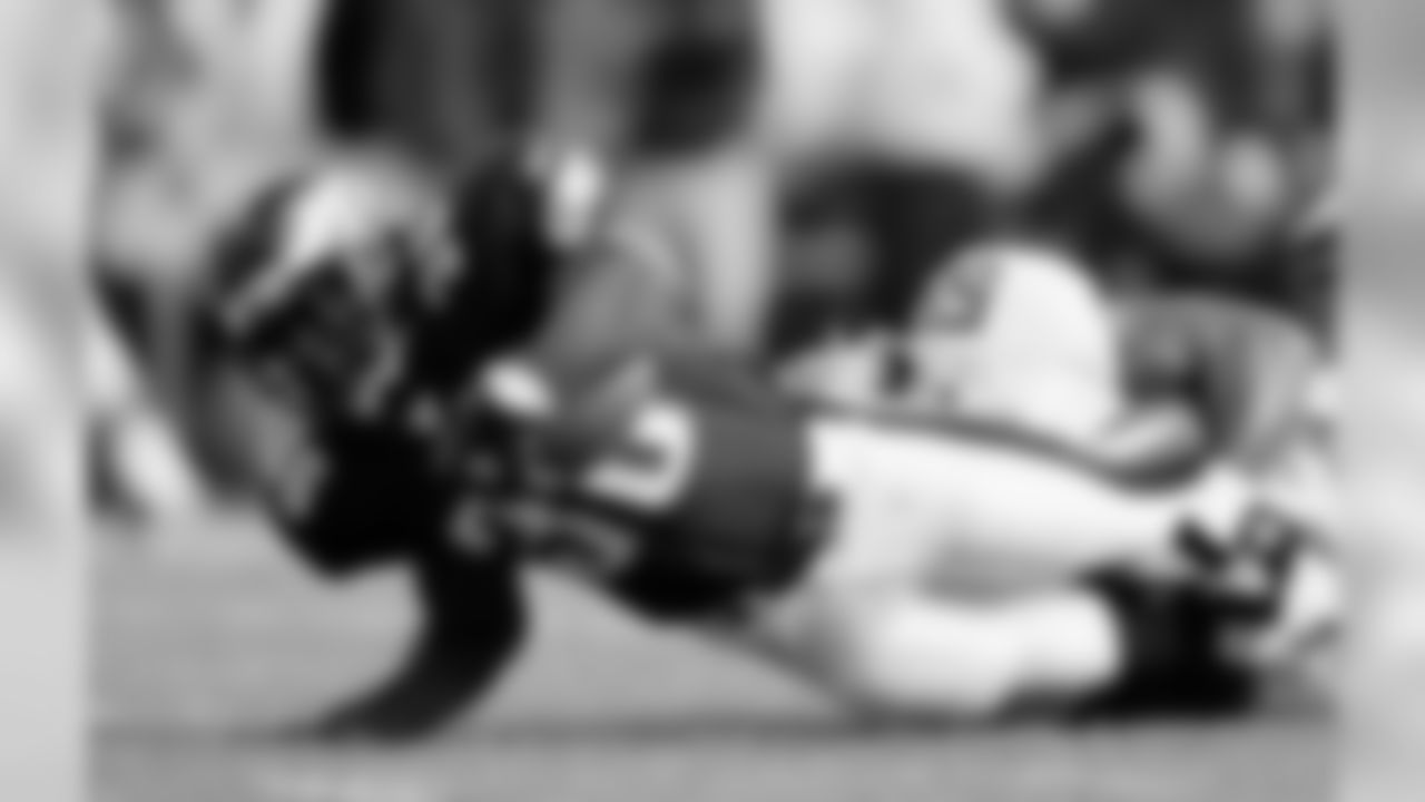 RB Brian Westbrook with the first down.