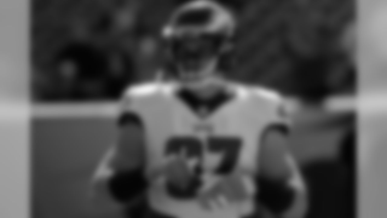 TE Brent Celek rocking the pink gloves for #EaglesTBC