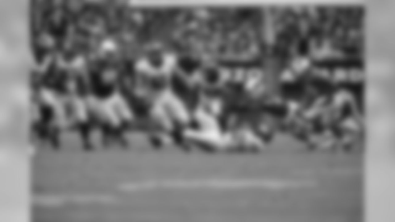 RB LeSean McCoy finding the hole and running down field