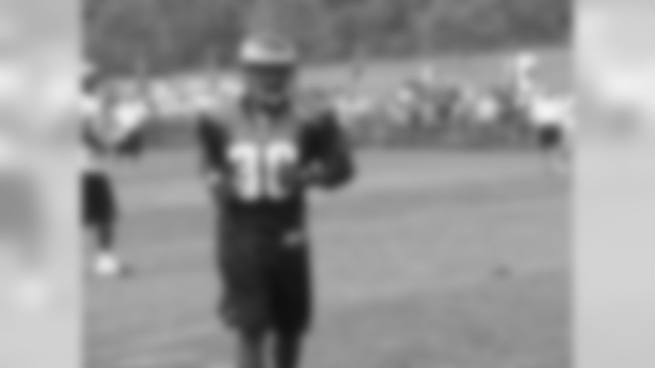 RB Brian Westbrook jogs to the sideline