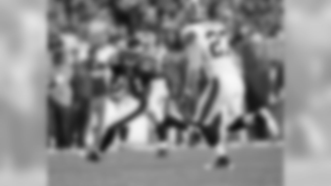 WR Jason Avant on the move after a catch