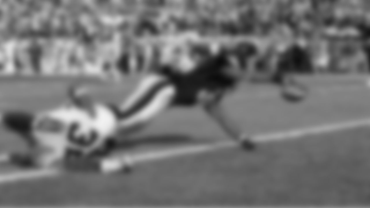 RB Brian Westbrook picks up 8 yards on the play.