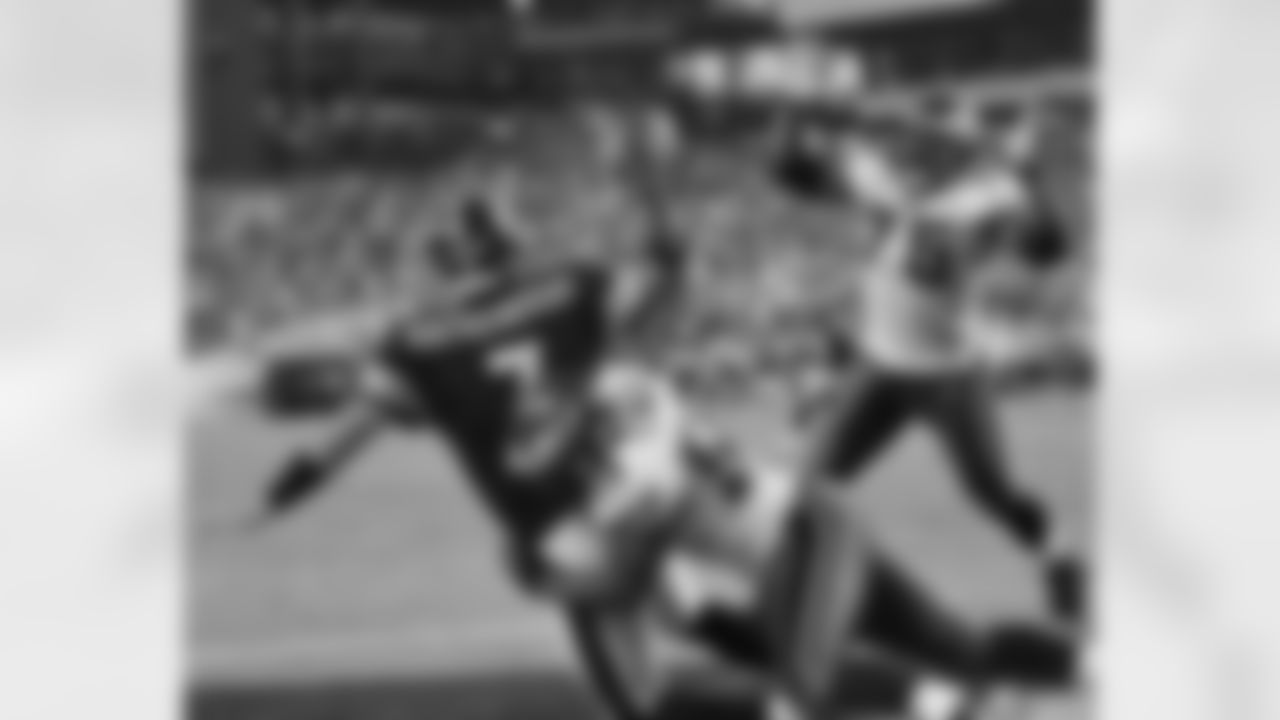 DE Trent Cole's play here helped the Eagles record a safety