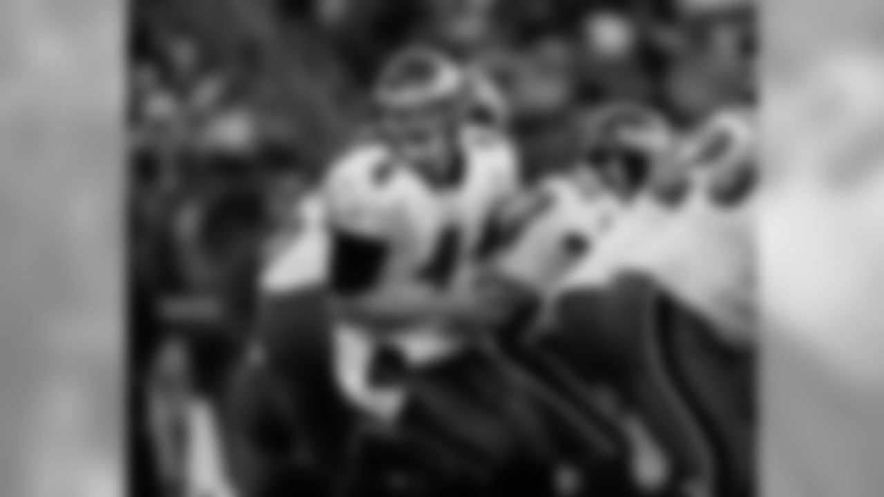 QB Kevin Kolb at the line