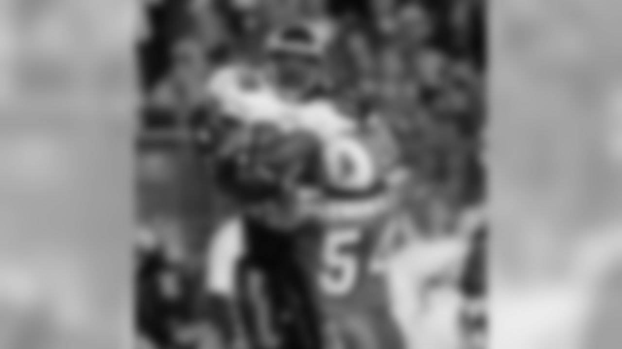 RB Brian Westbrook with the grab.