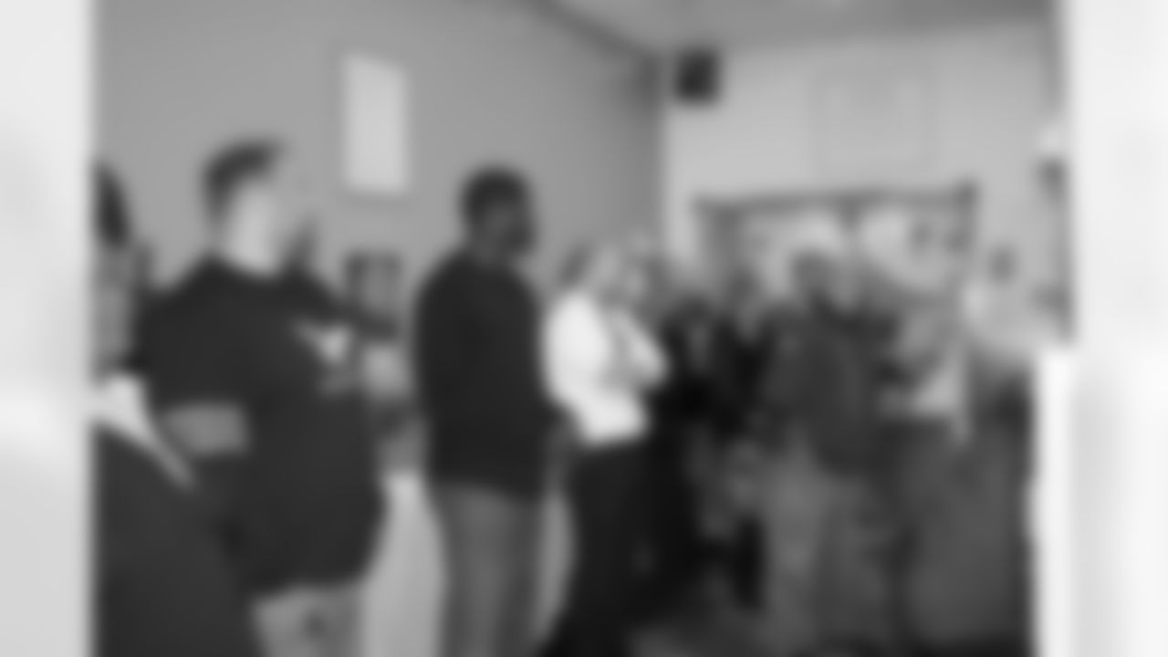 Eagles and Tony Luke visit Covenant House